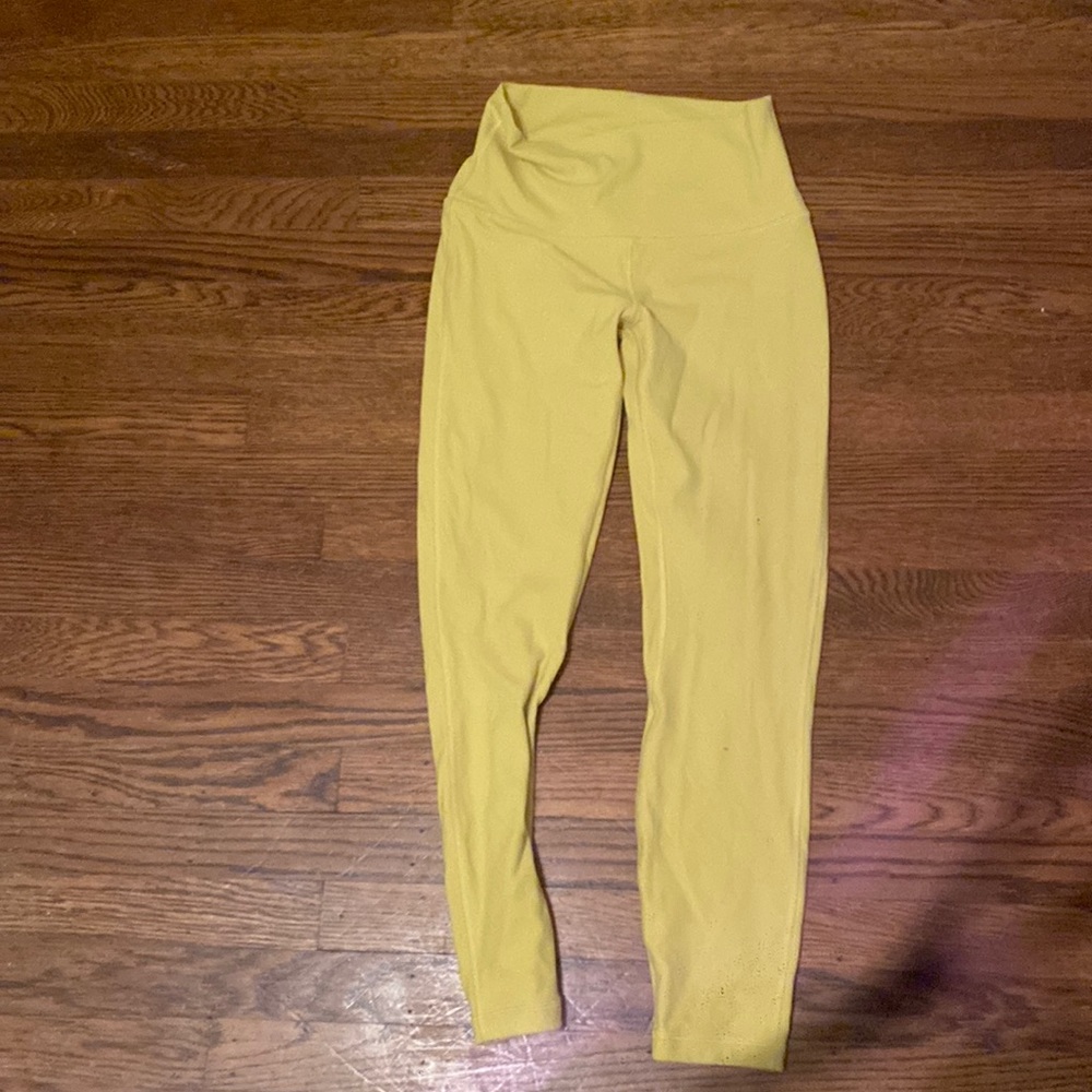 Yellow lululemon aligns. Lengh:25in Size:6